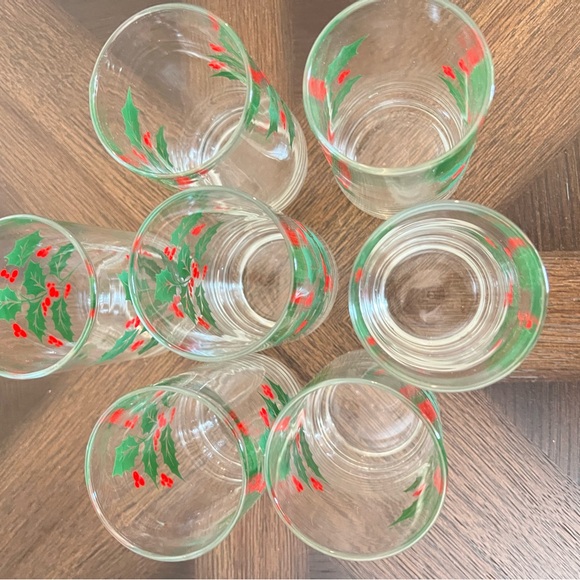Vintage Holiday Holly Berry Glasses – Set of 7 Christmas Tumblers - Picture 3 of 5